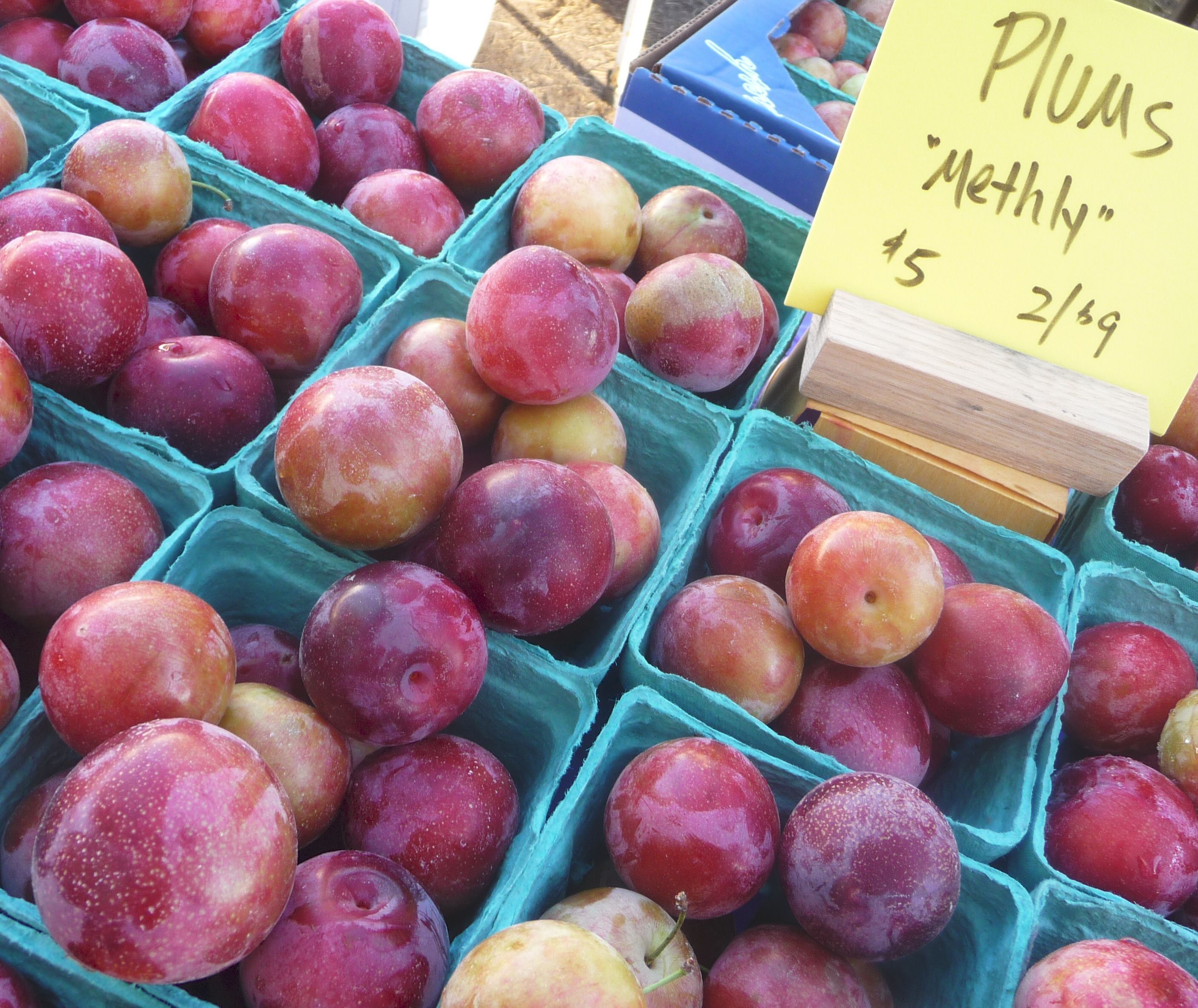 Broiled Peaches and Plums with Vegan Cinnamon Cashew Cream - Plants-Rule