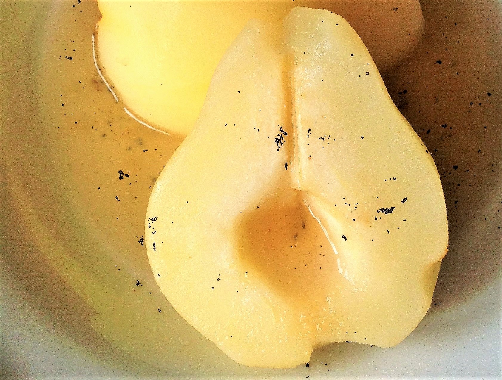 3-Ingredient Poached Pears With Vanilla Bean - Plants-Rule