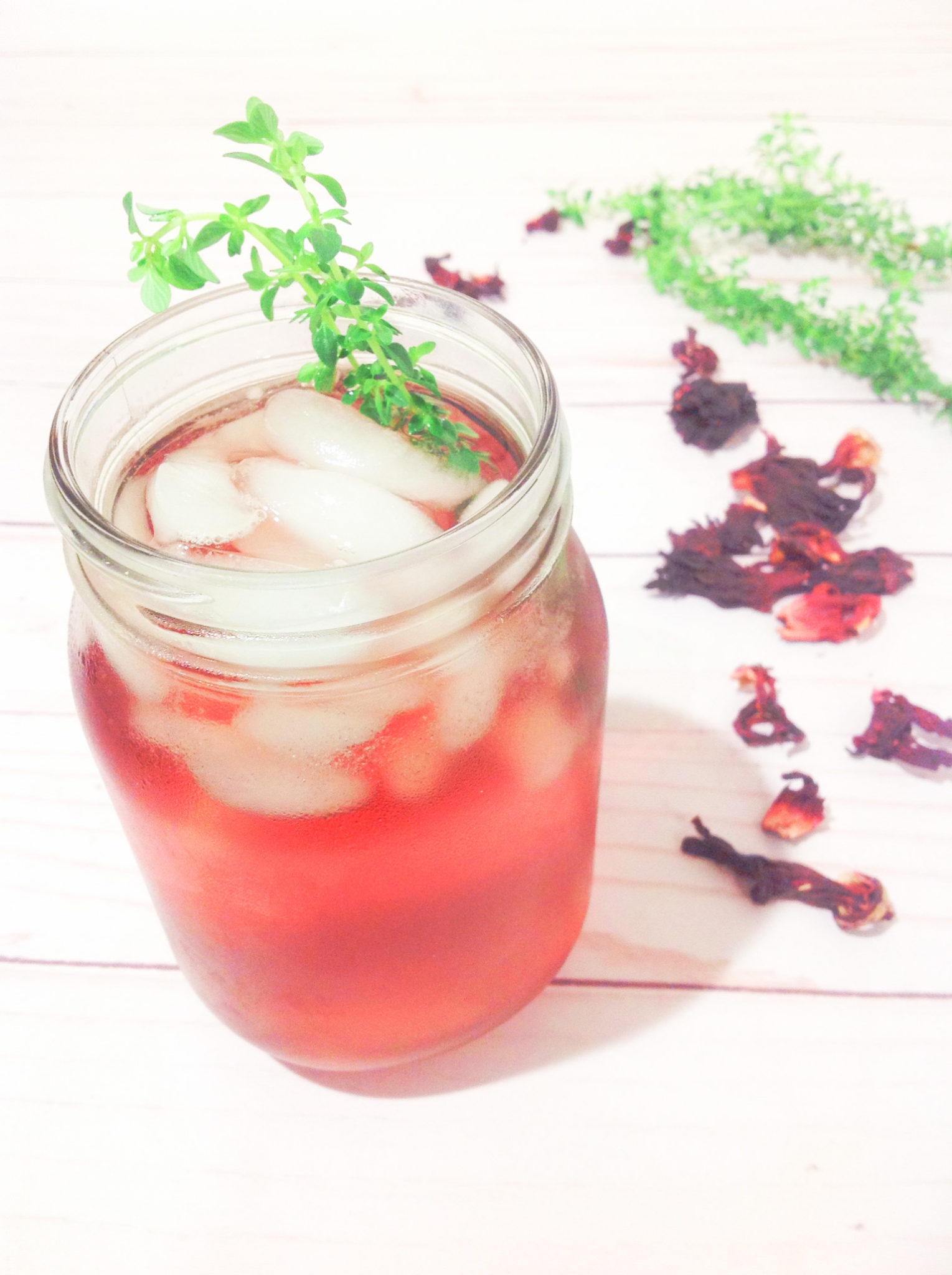 free-photo-cold-brew-hibiscus-tea-with-ice-and-basil-leaves